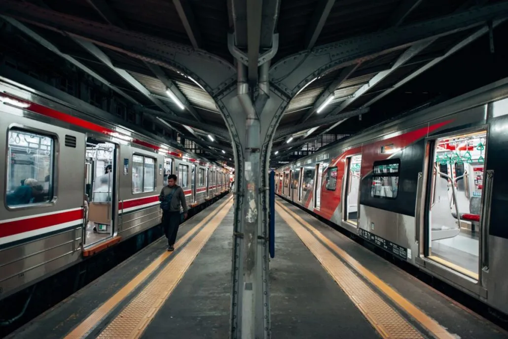 Lakeside MRT Delay: How to Beat the Morning Rush Queues 1 Commuters queueing on an MRT platform during a Lakeside MRT delay in the morning rush