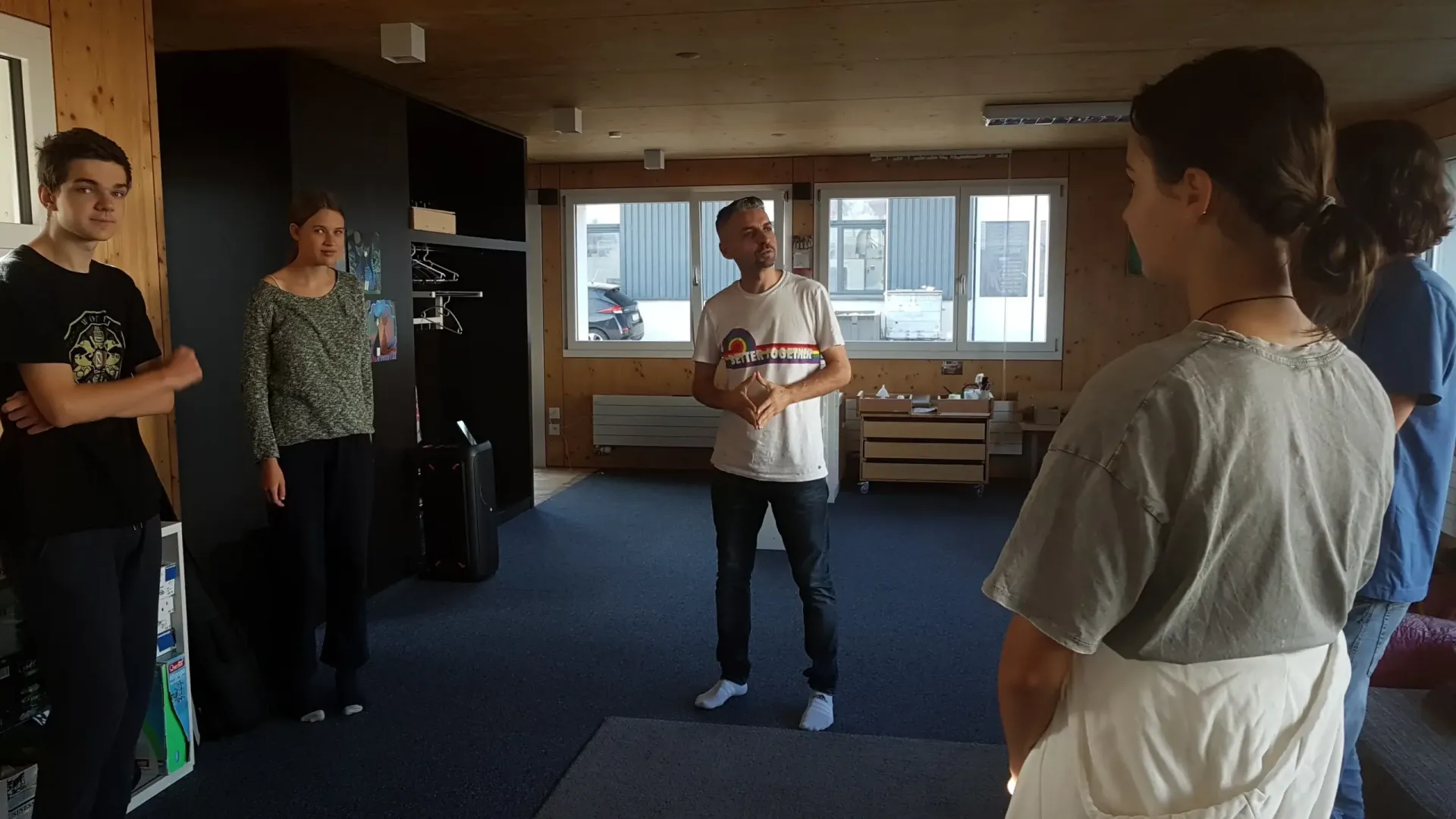 Einzigartigkeit-Basar in Sempach und flexiblerer Einstieg in den Magic Campus 1 Jugendliche in Tanz-Workshop im Camp vom Oktober 2022 in Sempach