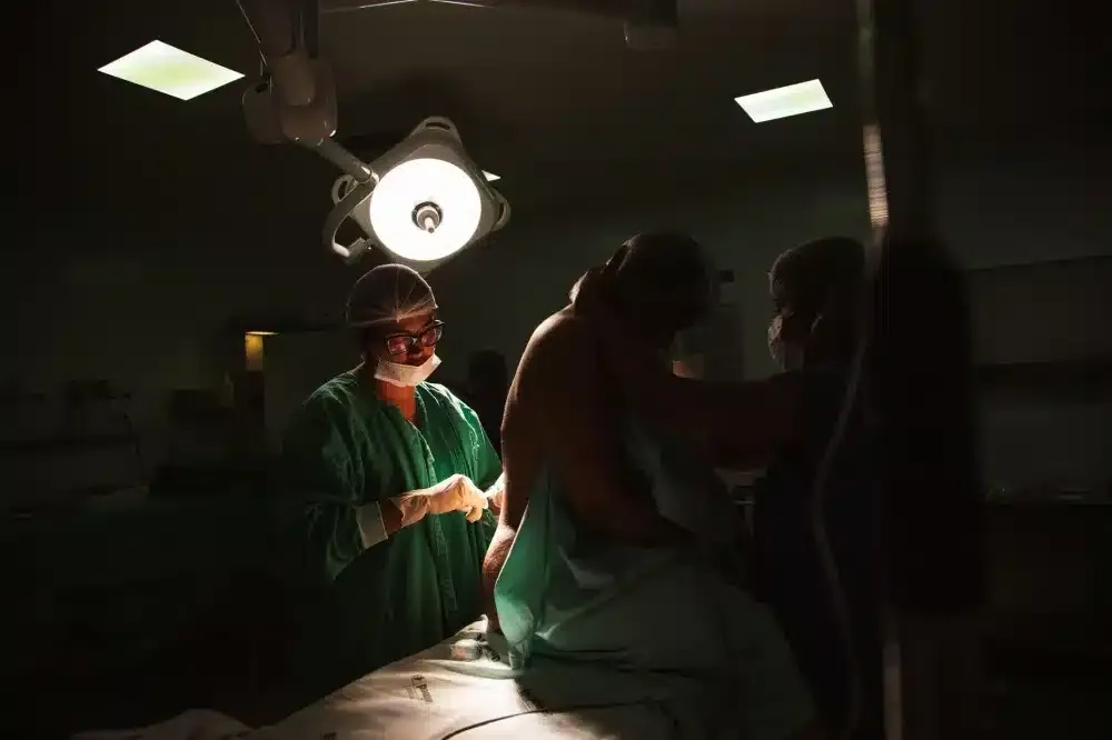 Intrathecal Pain Pump in Plano, TX | Same-Week Consults 3 Surgical team performing a minimally invasive intrathecal pump implantation procedure
