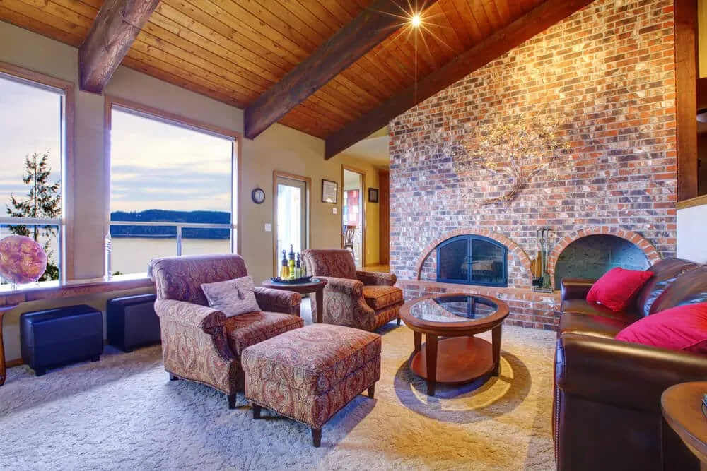 Beautiful rustic livingroom with fireplace and wood ceiling - Sprint Funding
