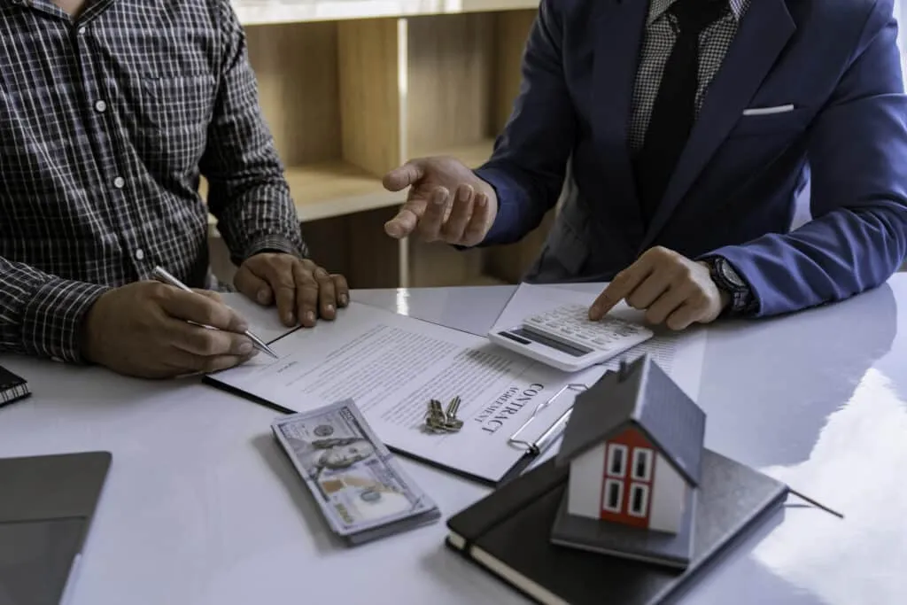 discussion-with-a-real-estate-agent-a-businesswom-2023-11-27-05-23-44-utc