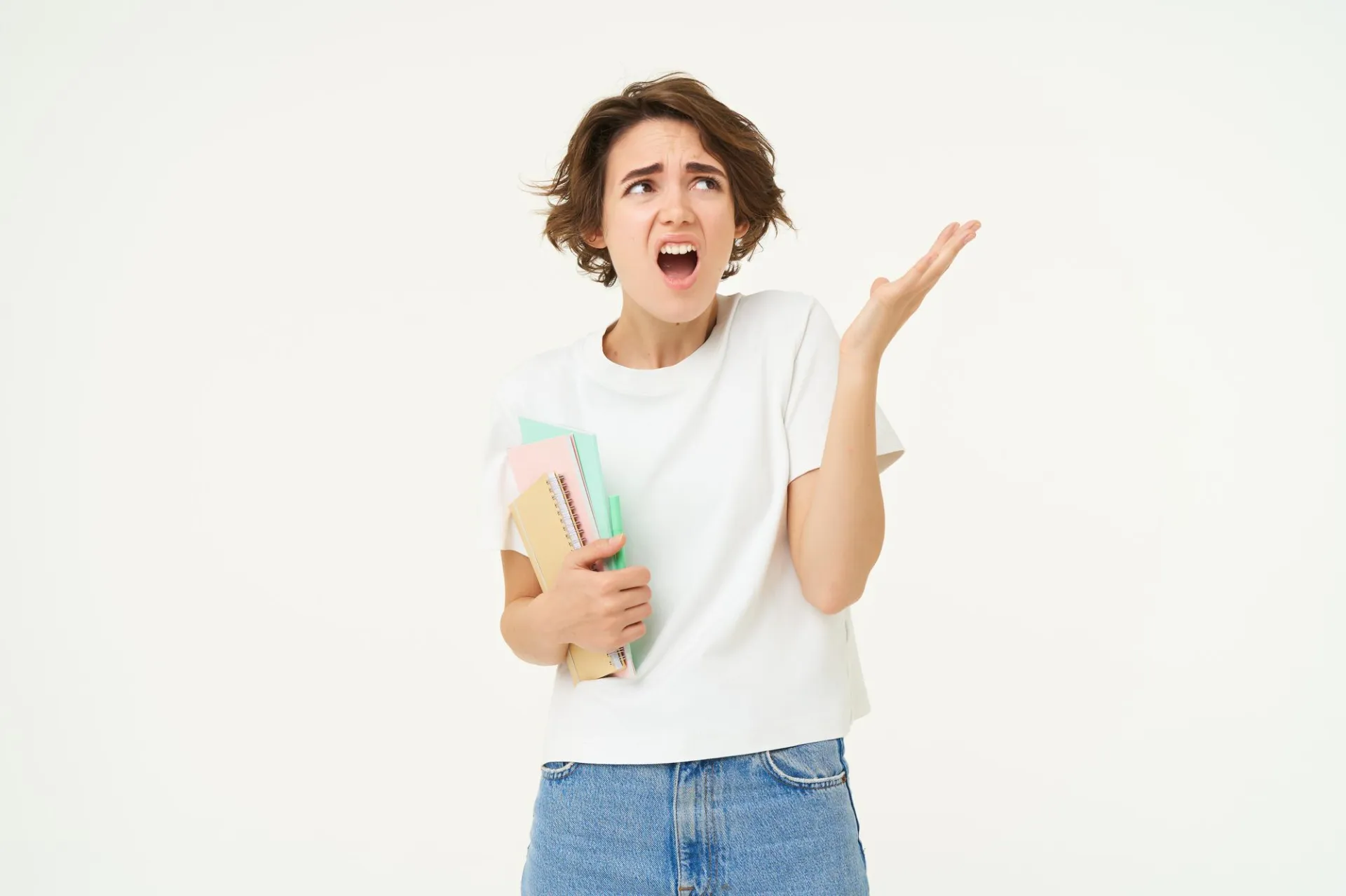 Eine junge Frau, die nach dem Niesen ein Buch in der Hand hält und überrascht aussieht und sagt: „Gesundheit!“