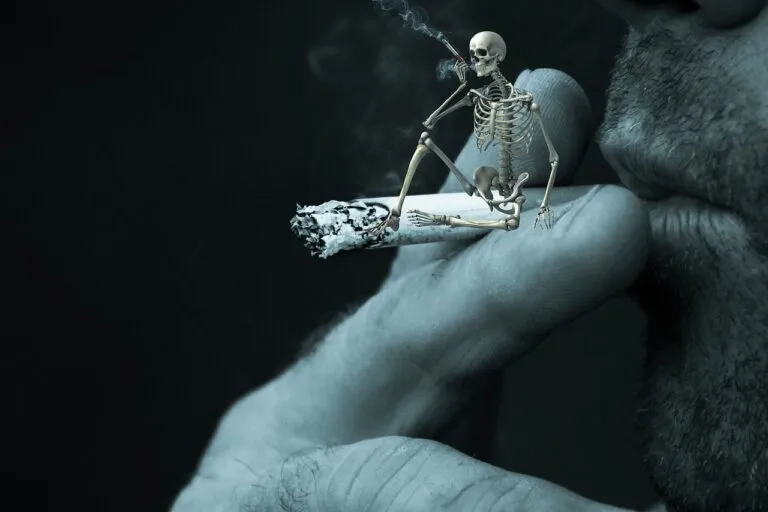 Eine Hand hält eine brennende Zigarette an die Lippen einer Person; ein kleines Skelett sitzt auf der Zigarette und raucht, was nicht nur die schädlichen Auswirkungen des Rauchens, sondern auch seine Verbindung zu einem erhöhten Depressionsrisiko betont.