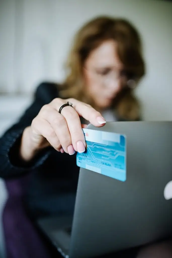 شراء منتج رقمي عبر الإنترنت بالبطاقة البنكية