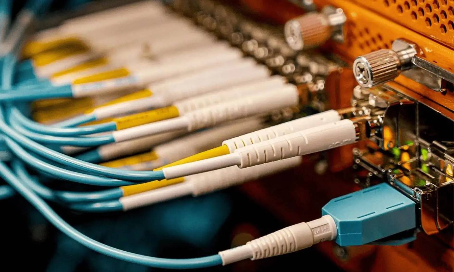 Memahami Fiber Optic: Manfaat dan Keuntungannya dalam Telekomunikasi Modern