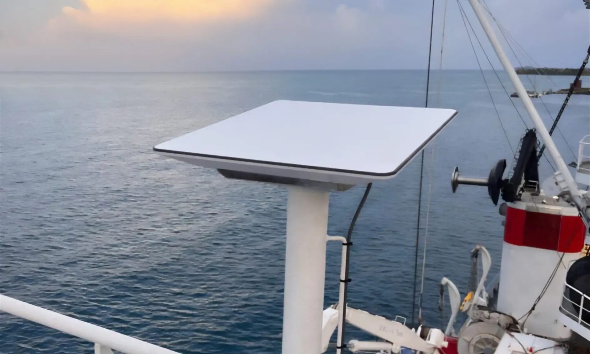 Antena Satelit : Solusi untuk Konektivitas Maritim di Indonesia