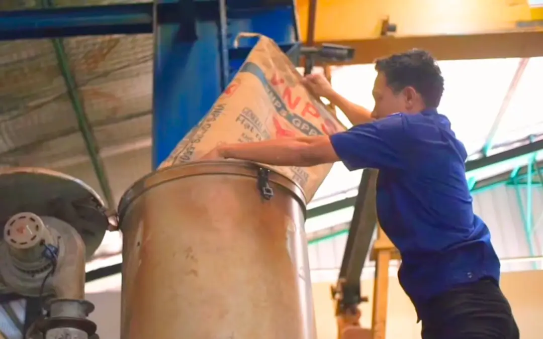 Proses Pembuatan Helm: Dari Injeksi Plastik hingga Sertifikasi