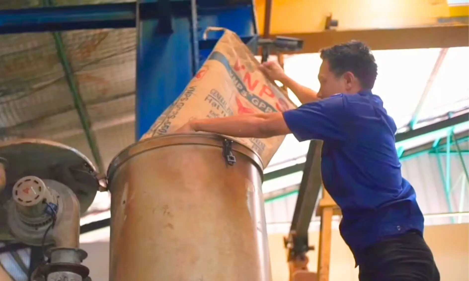 Proses Pembuatan Helm: Dari Injeksi Plastik hingga Sertifikasi