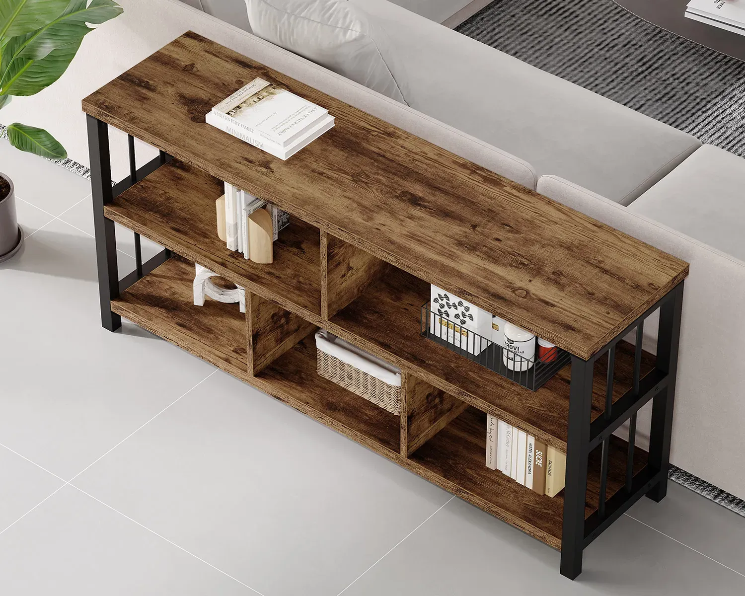 A mesa consola de madeira com estrutura de metal preto, oferecido para ODM e OEM, tem várias prateleiras para livros, caixas, e decoração, perfeito para colocar atrás de um sofá em uma sala de estar moderna.