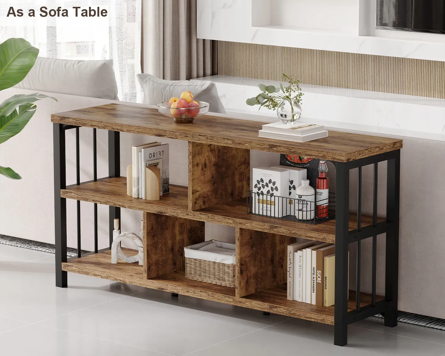 01.01.C-1_ 结果 SOLA TABLE SOFA SOFA SOFA s otevřenými policemi drží knihy, rostlina, košík, a ovocná mísa, a je umístěn za šedou pohovkou v moderním obývacím pokoji.