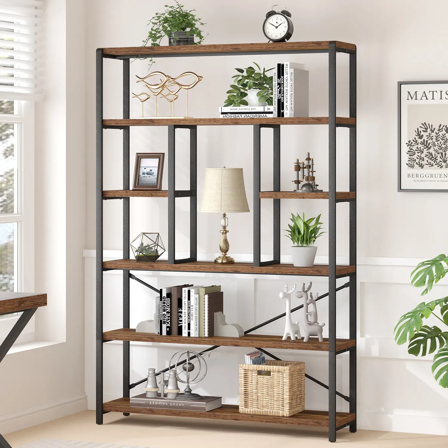O 02.01.C_RESULT, Uma estante de madeira e metal de cinco camadas para personalização OEM/ODM, Exibe livros, plantas, decoração, um relógio, e esculturas em uma sala moderna brilhante.