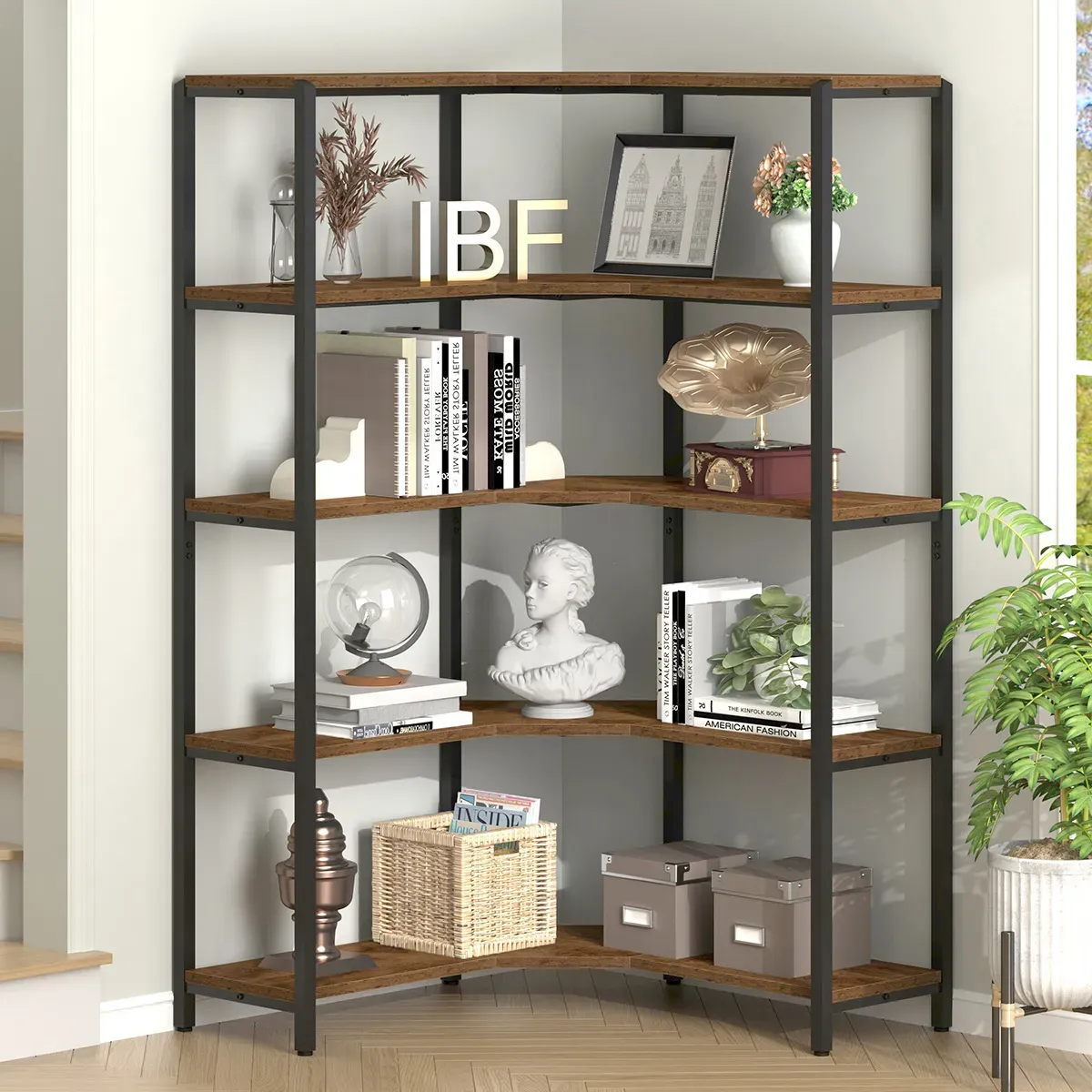The 02.01.c_ 结果 Corner Bookhelf na rafu tano za mbao, inayotolewa kwa ODM na OEM, Inaonyesha vitabu, Décor, kraschlandning, gramophone, mimea, masanduku, na kikapu katika chumba cha kisasa mkali.