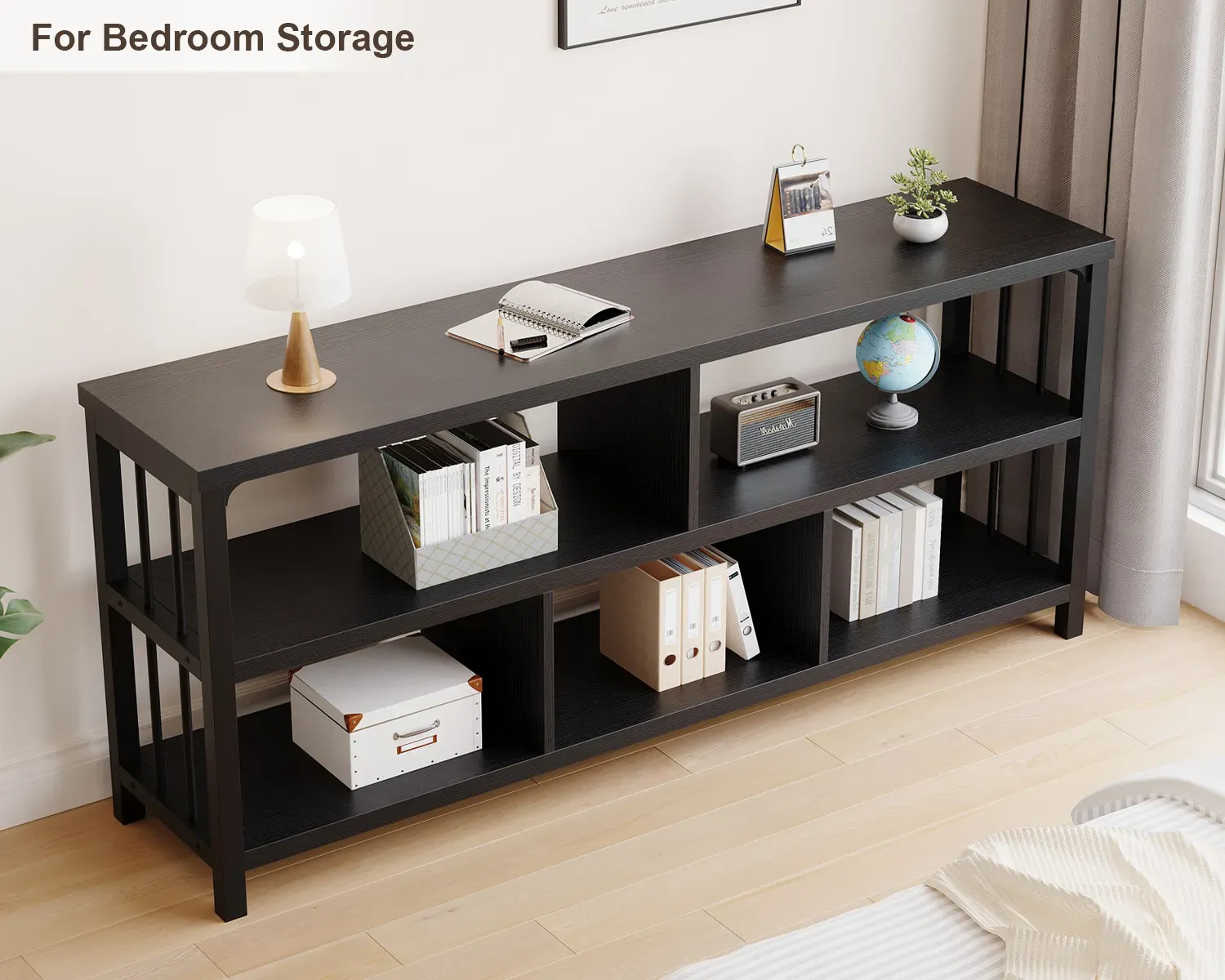 I 4_risultati, una libreria nera a tre livelli, Visualizza libri, scatole, un globo, lampada, e decorazioni accanto a una finestra in una camera da letto luminosa, perfetta per le esigenze di arredamento OEM o ODM.