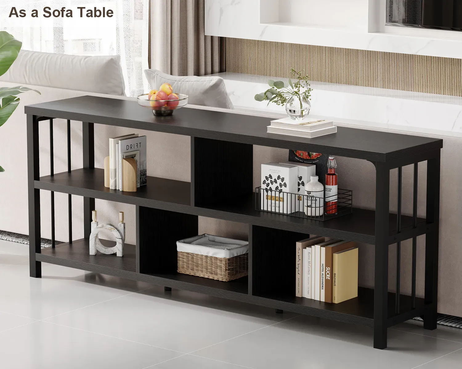 Il 5_结果 è un tavolino da divano in legno nero con ripiani aperti, Perfetto per OEM e ODM, tenendo libri, arredamento, un cestino, e ciotola di frutta, contro un muro in un soggiorno moderno.