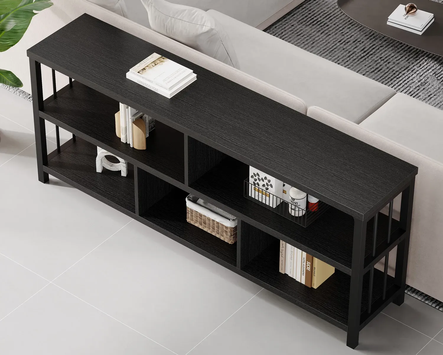 La consolle 6_结果 in legno nero con ripiani aperti si trova dietro un divano chiaro, Visualizzazione di libri, Cestini, e arredamento: perfetto per la personalizzazione OEM/ODM per adattarsi a qualsiasi stile di casa.