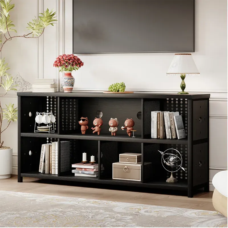 The 7 Cube Späicher Organisator, Schwaarz Eak 63 Zoll, Weist Bicher, Këschten, Déier Figuren, eng Luucht, vase mat Blummen, an eng Planz op seng Regaler géint eng wäiss Mauer.