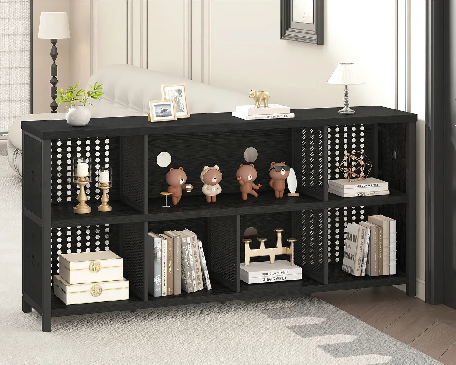The 7 Cube Späicher Organisator, Schwaarz Eak 63 Zoll, Hält Bicher, dekorativ Këschte, Käerzen, kleng Figur, déi, an Ornamenten. Eng Luucht a Planz sëtzt uewen. D'Eenheet gëtt géint eng wäiss Mauer bei der Canapé gesat.