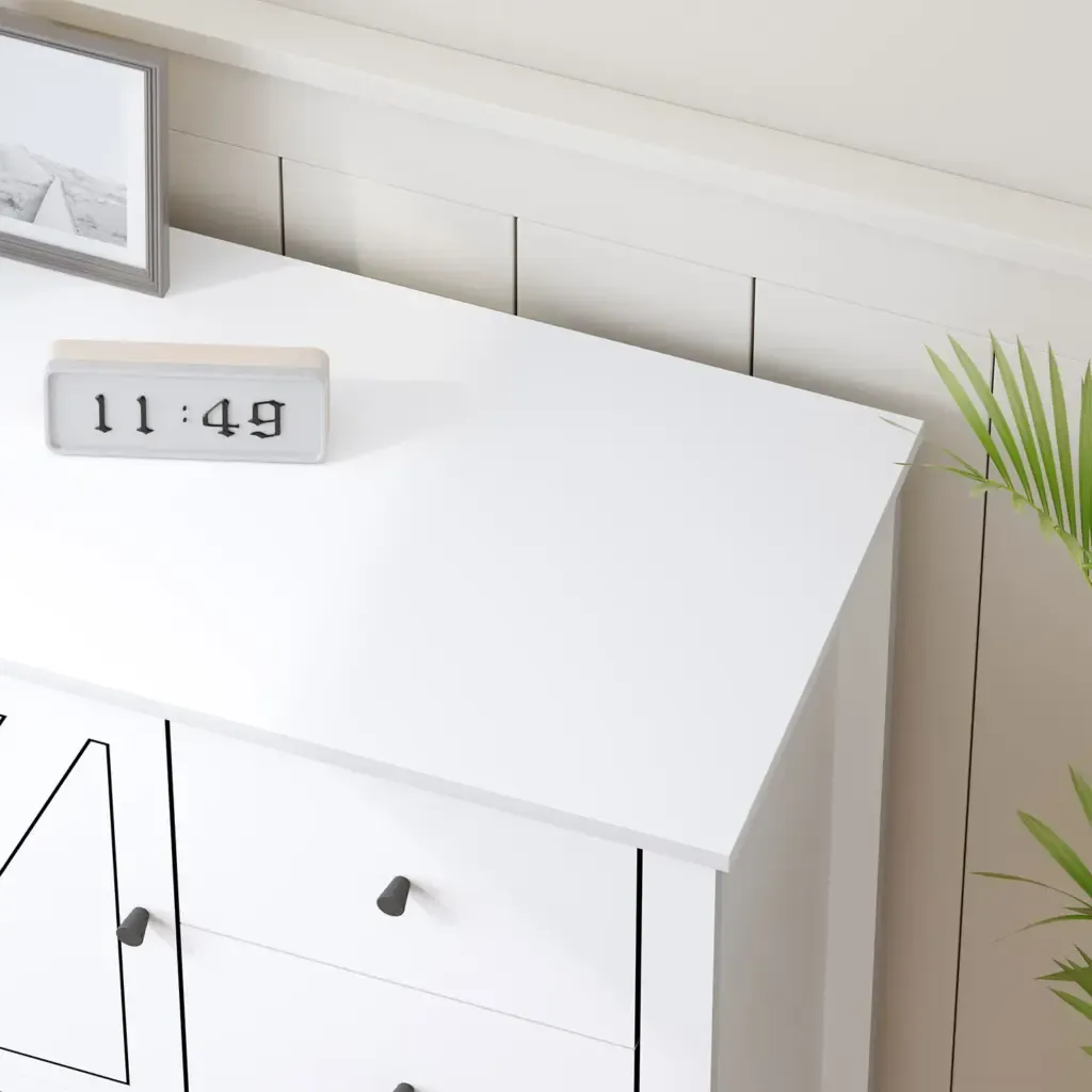 Tuhinga o mua, White okitakotoranga rūma e whakaatu ana i nga waahi maha Toptrue White Oak Chest of Drawers - Room setting showing versatile placement