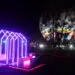 Allรฉe de jardin faiblement รฉclairรฉe la nuit par une lampe extรฉrieure.