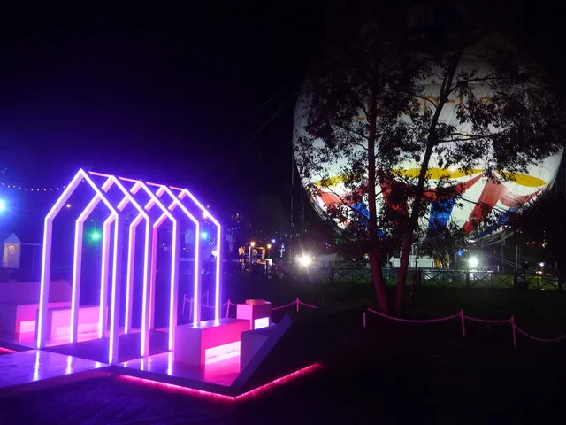 Allรฉe de jardin faiblement รฉclairรฉe la nuit par une lampe extรฉrieure.
