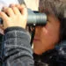 Jumelles oiseaux dรฉbutant dans un contexte naturel, image horizontale