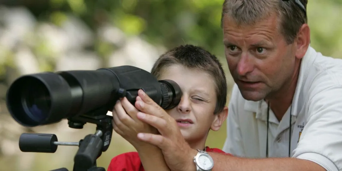 Longue-vue ornithologique utilisรฉe pour observer les oiseaux en paysage