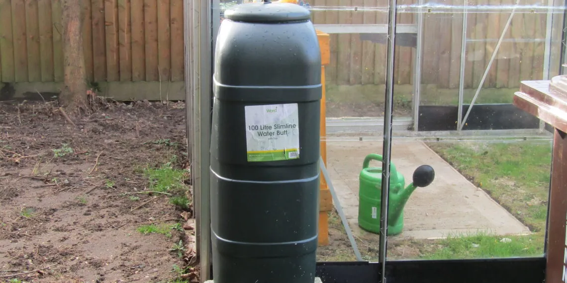 Rรฉcupรฉrateur dโeau de pluie installรฉ dans un jardin.