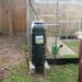 Rรฉcupรฉrateur dโeau de pluie installรฉ dans un jardin.