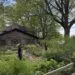 Support mangeoire sur pied installรฉ dans un jardin pour nourrir les oiseaux