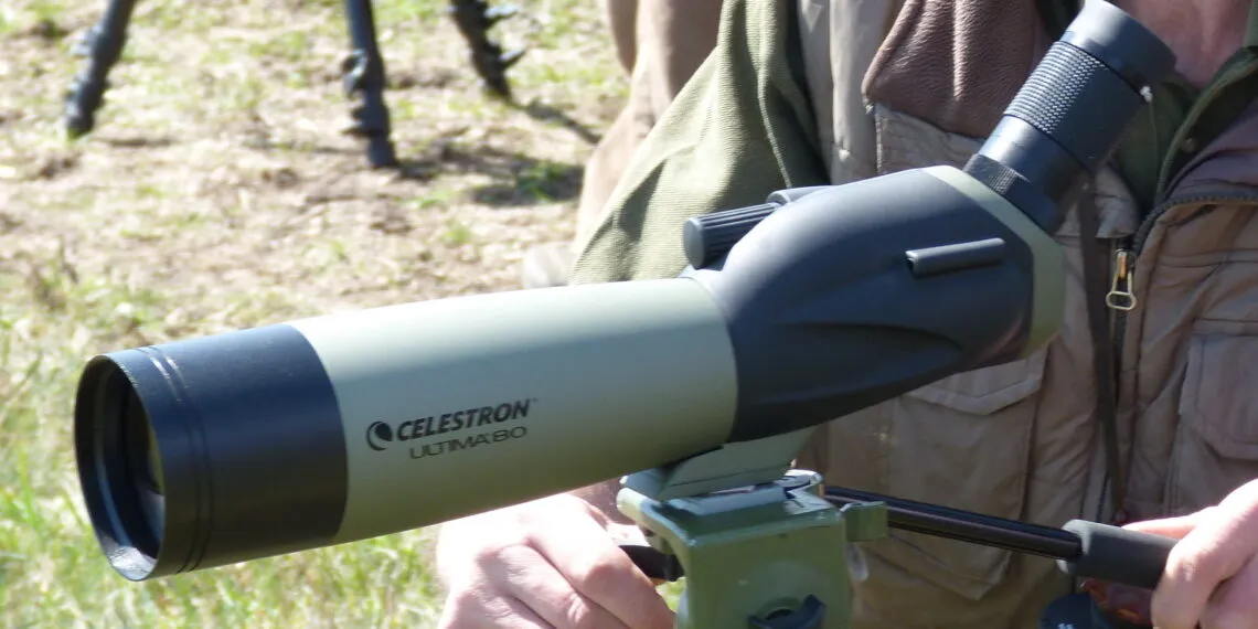 Trรฉpied longue-vue stable utilisรฉ pour lโobservation ornithologique