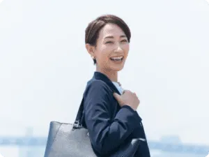 笑顔で振り返るビジネスウーマン