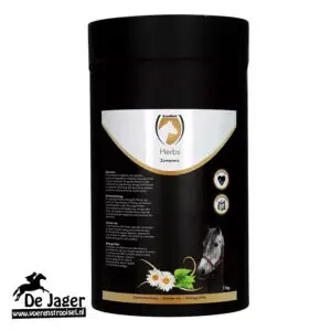 Black cylindrical bag of De Jaer herbs horse feed (Herbs ZomerMix), 1 kg, with white-gold label and horse image with flowers at the base.