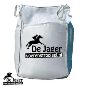 White bag with De Jager logo (horse and rider) and voerenstrooisel.nl branding on the front, product packaging.