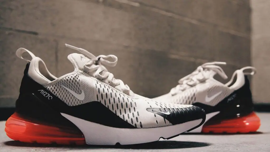 Sepatu Olahraga (Contoh: Nike Air Max)
