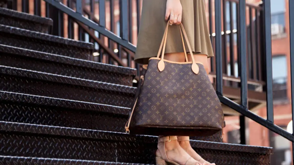 Tas Fashion (Contoh: Louis Vuitton Tote)