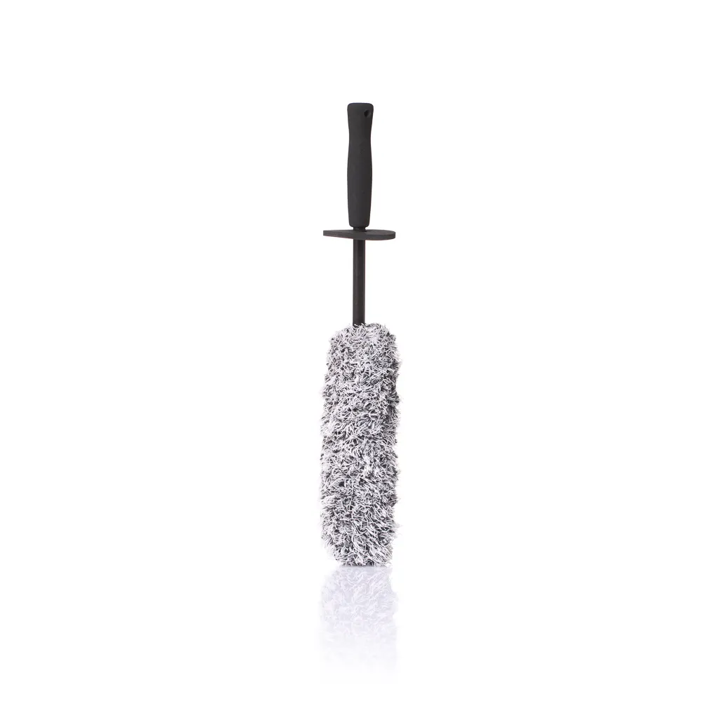 Mantenga sus llantas como nuevas con el cepillo para ruedas Squall de WORK STUFF, diseñado con cerdas suaves para una limpieza segura.