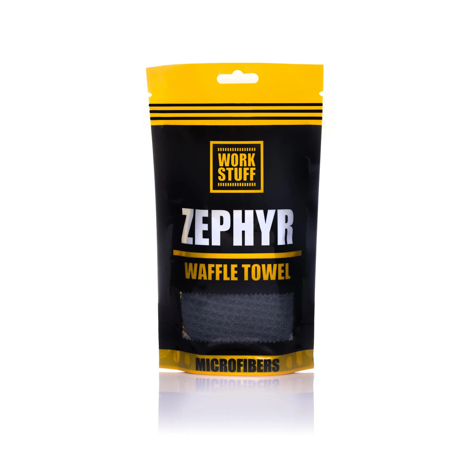 Un paquete negro y amarillo de microfibras WORK STUFF Zephyr Waffle Towel con una toalla de secado gris de pie sobre blanco.