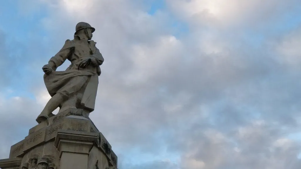Monument aux morts, place Salford.Photo : Roman Cassanas/ Meow