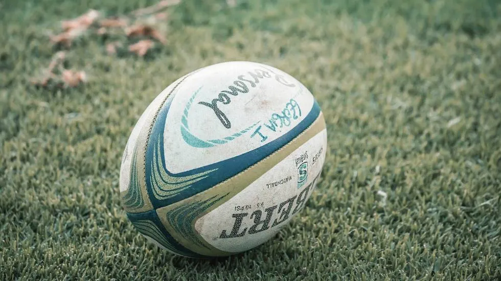 Ballon rugby /Photo : Nayla Charo- Pexels. Rugby Tour à l'Hôpital, enfants malades.