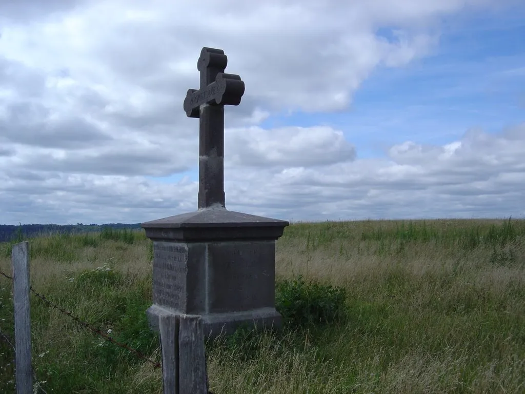 La croix de Serre, à Marcenat (Cantal), en hommage au « Grand Arnauld » dont la famille serait originaire ? © OSM - Mapio.net