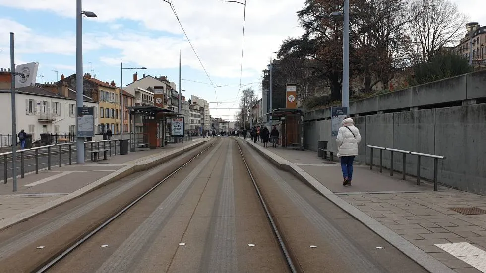 Plateforme du tram, sans tram : photo 7 jours à Clermont