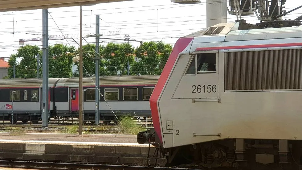Une Sybic et une rame Intercités de la ligne SNCF Clermont-Paris / Photo 7 Jours à Clermont