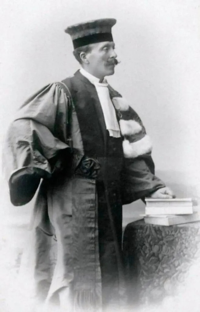 Philippe Glangeaud (1866-1930), en « uniforme » professoral. DP