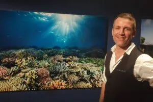 Martin Colognoli devant une de ses photos de l'exposition Corial renaissance Photo 7 Jours à Clermont
