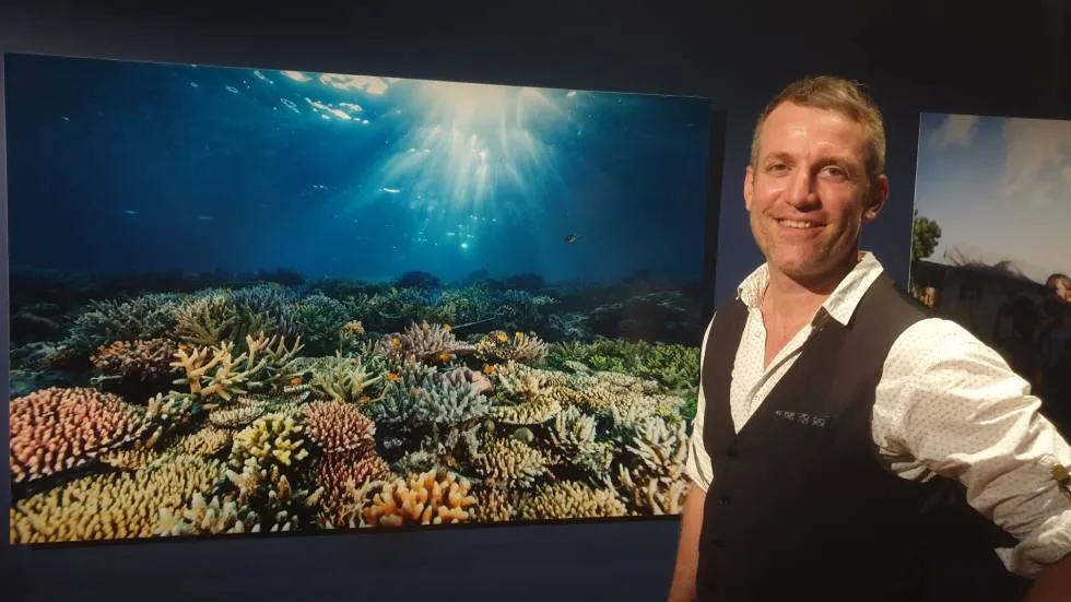 Martin Colognoli devant une de ses photos de l'exposition Corial renaissance Photo 7 Jours à Clermont