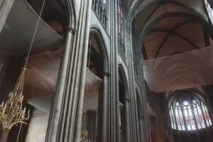 Filets de protection , cathédrale de Clermont / Photo 7 Jours à Clermont
