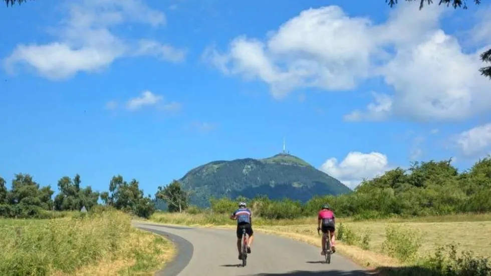 Cyclistes au Pied du puy de Dôme sur l'itinéraire de l’Échappée Volcanique / Photo CD63