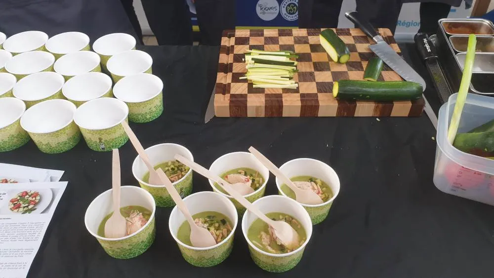 "Rafraîchi et tartare de courgette menthe, citron vert, chèvre tomate et basilic" par Stéphane Ranieri