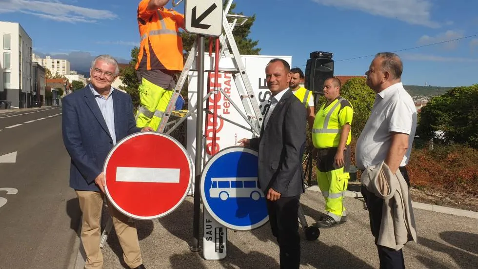 F. Merlet, J. Bony et S. Renier rouvrent la circulation de la rue de l'Oradou / Photo 7 Jours à Clermont