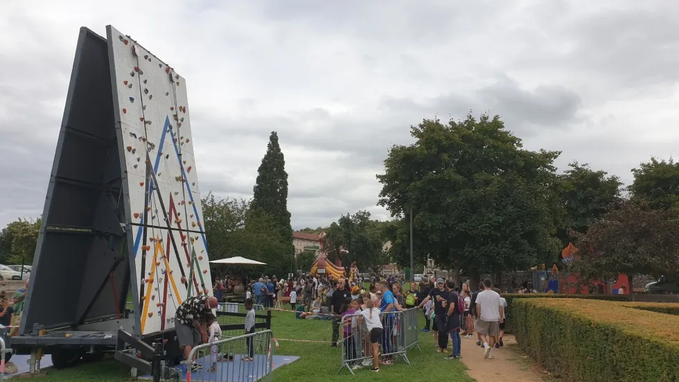 Le mur d'escalade, une animation toujours très prisée de la Saint Loup Photo 7 Jours à Clermont
